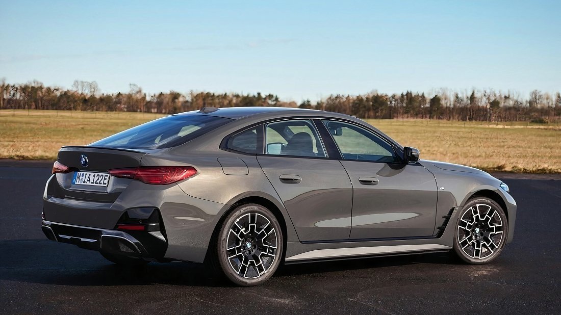 BMW i4 eDrive35 (2024-…) задняя часть в три четверти, вид в три четверти, диагональ, экстерьер