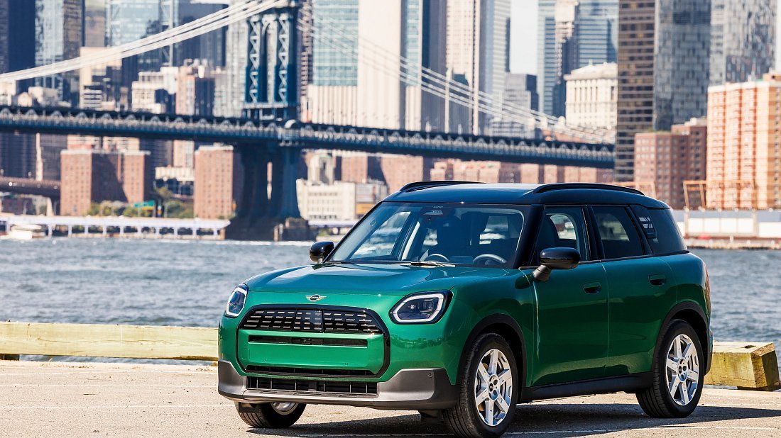 Mini Countryman SE ALL4 (2024-…) вид спереди, спереди сбоку, по диагонали, экстерьер