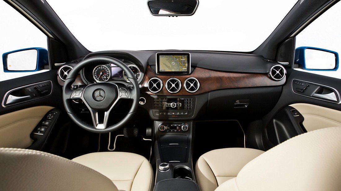 Mercedes B 250e (2014-2017) интерьер, переднее сиденье, водительское сиденье, приборная панель, рулевое колесо, информационно-развлекательная система, кокпит