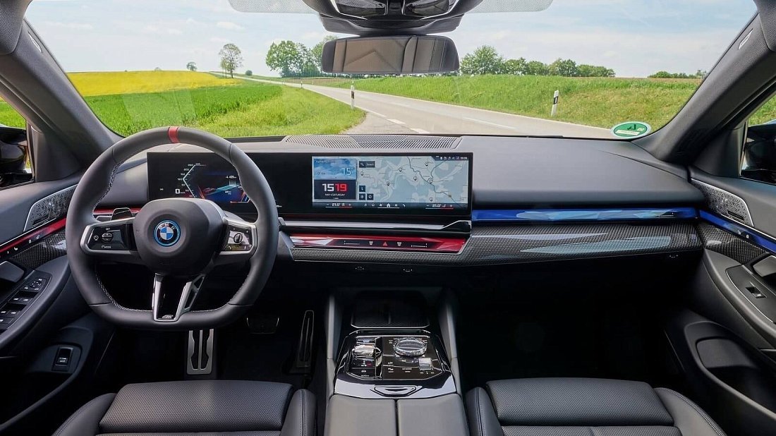 BMW i5 Touring M60 xDrive (2025-…) интерьер, переднее сиденье, водительское сиденье, приборная панель, рулевое колесо, информационно-развлекательная система, кокпит