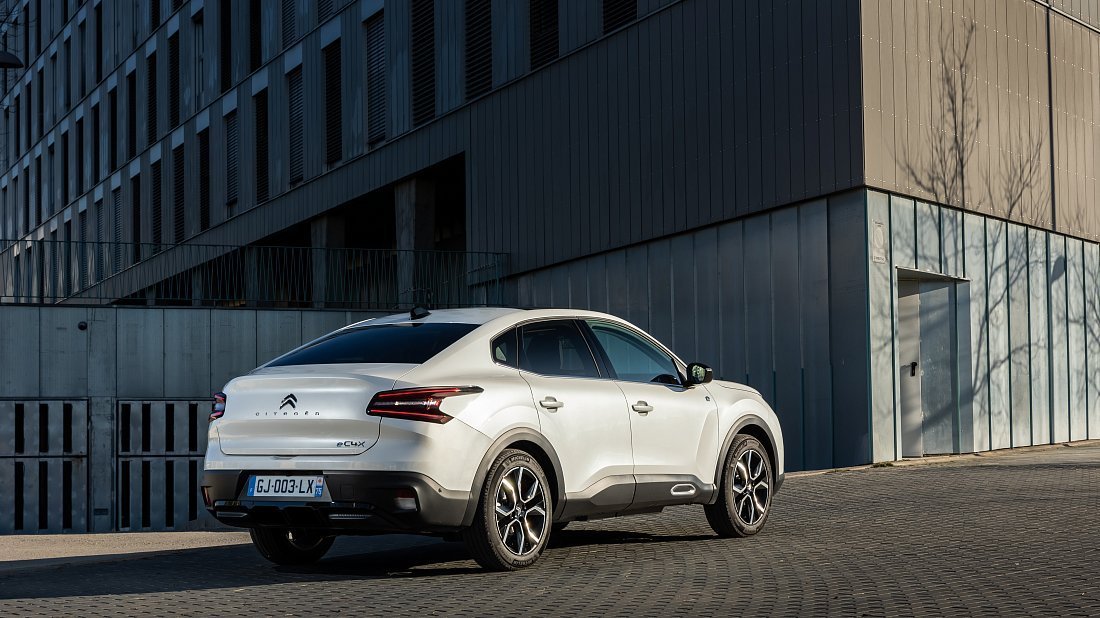 Citroën e-C4 X 50 kWh (2022-2024) задняя часть в три четверти, вид в три четверти, диагональ, экстерьер