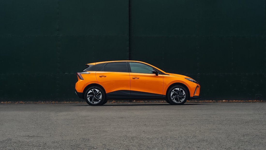 MG MG4 Electric XPOWER (2023-…) вид сбоку, силуэт, двери, колеса, экстерьер