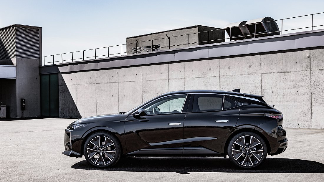 DS 4 E-Tense (2025-…) вид сбоку, силуэт, двери, колеса, экстерьер