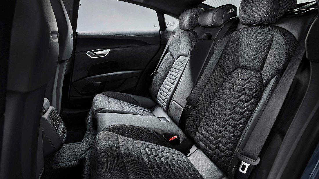 Audi e-tron GT RS (2021-2024) задние сиденья, пассажирские сиденья, пространство для ног, пространство над головой, интерьер
