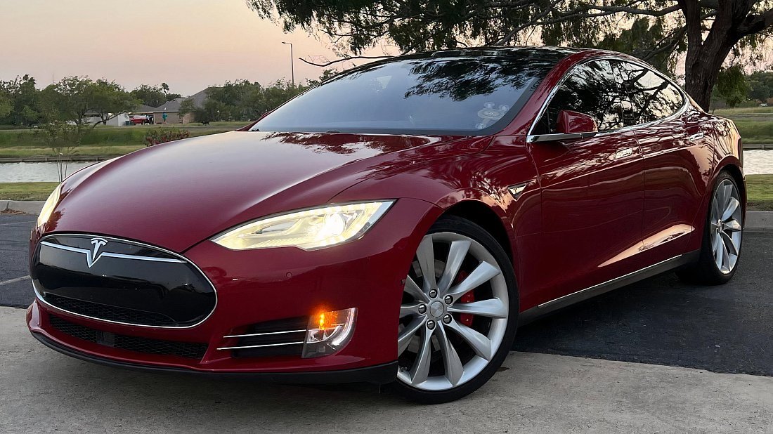 Tesla Model S P85D (2014-2016) вид спереди, спереди сбоку, по диагонали, экстерьер