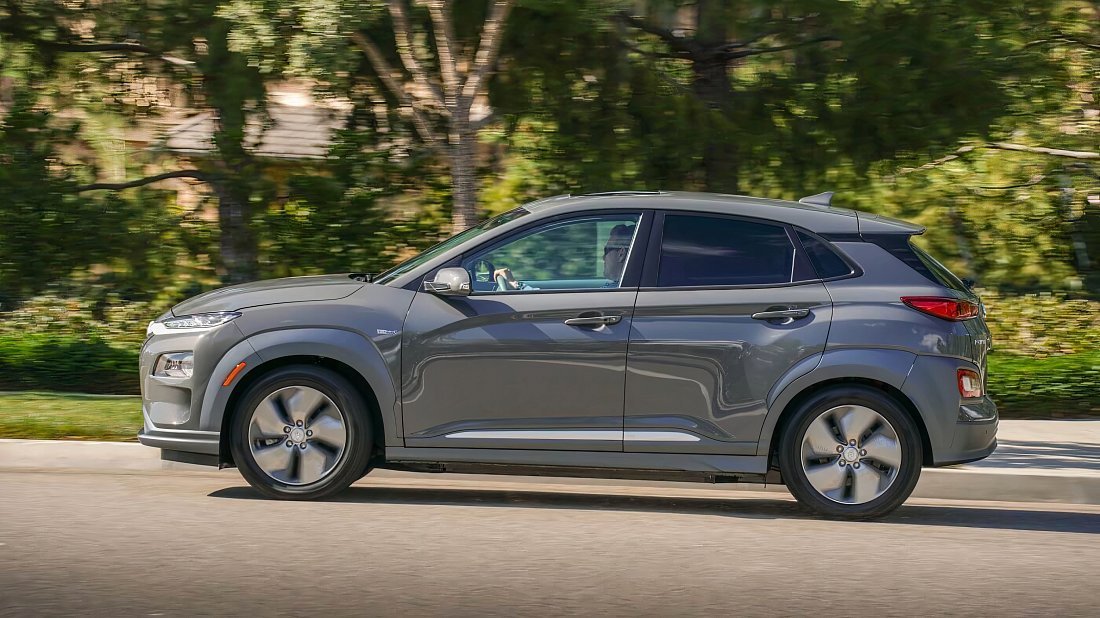 Hyundai Kona Electric Long Range (2018-2019) вид сбоку, силуэт, двери, колеса, экстерьер