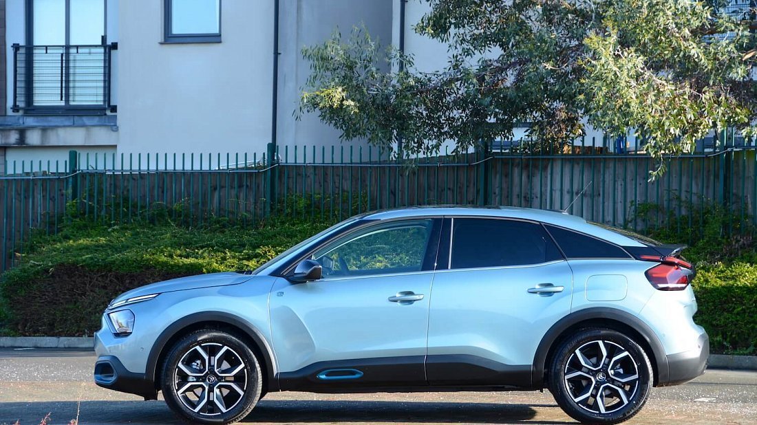 Citroën e-C4 50 kWh (2020-2024) вид сбоку, силуэт, двери, колеса, экстерьер