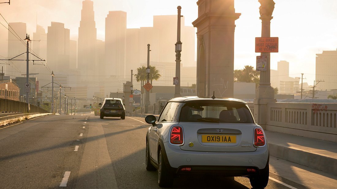 Mini Cooper SE (2021-2024) вид сзади, задние фонари, багажник, спойлер, эмблема, бампер, экстерьер