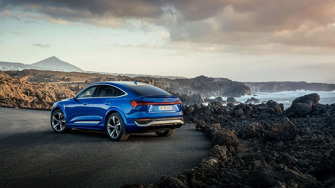 Audi SQ8 Sportback e-tron (2023-…) задняя часть в три четверти, вид в три четверти, диагональ, экстерьер