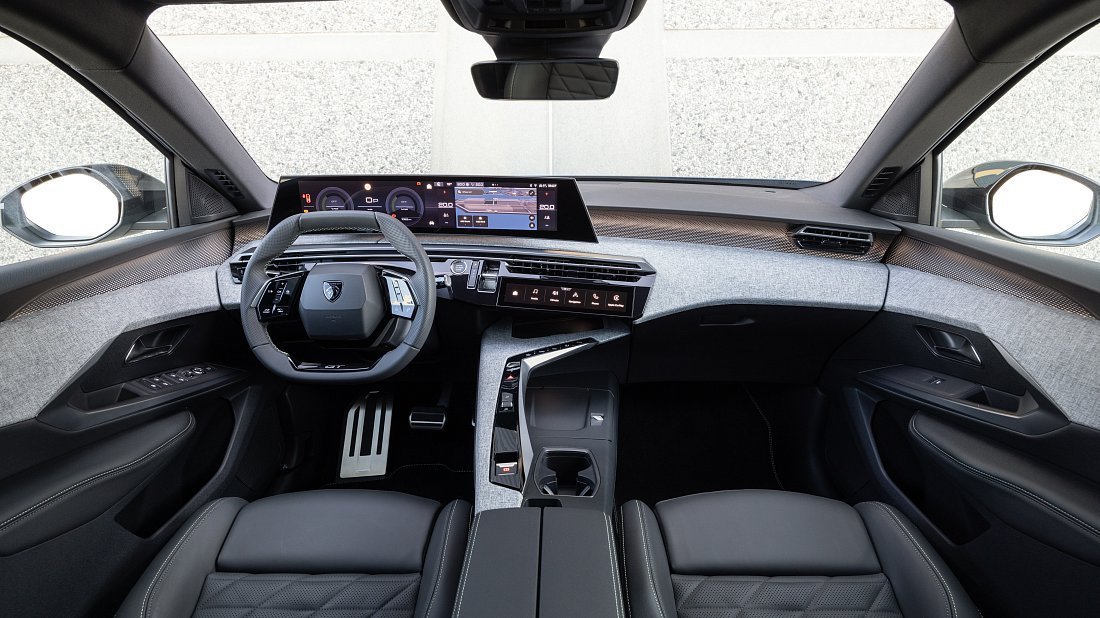 Peugeot e-5008 73 kWh FWD (2024-…) интерьер, переднее сиденье, водительское сиденье, приборная панель, рулевое колесо, информационно-развлекательная система, кокпит