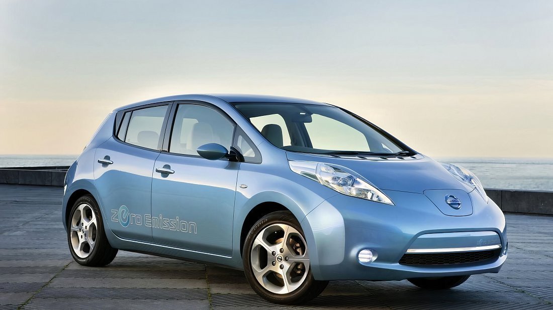 Nissan Leaf 30 kWh (2015-2018) вид спереди, спереди сбоку, по диагонали, экстерьер