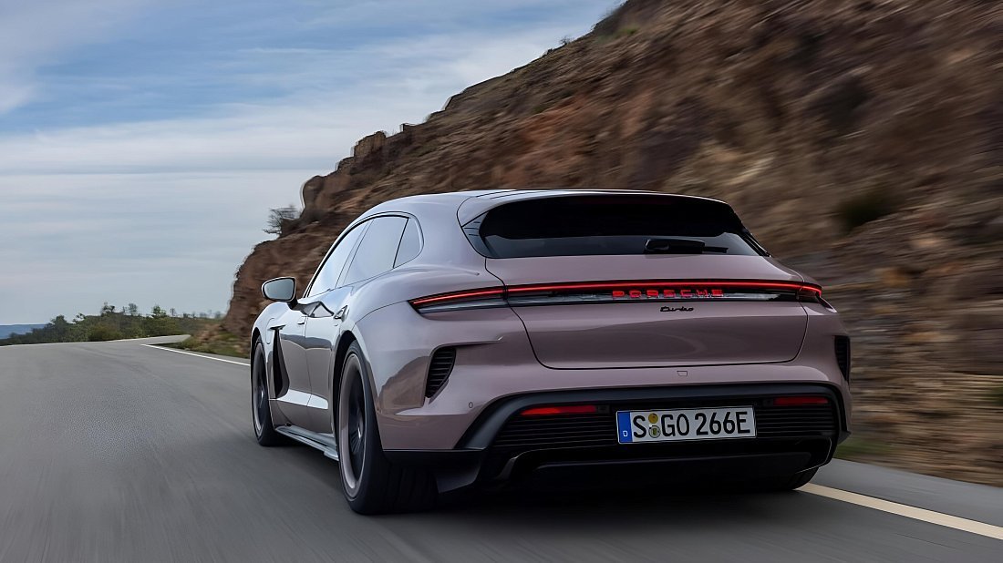 Porsche Taycan 4S Plus Sport Turismo (2024-…) вид сзади, задние фонари, багажник, спойлер, эмблема, бампер, экстерьер