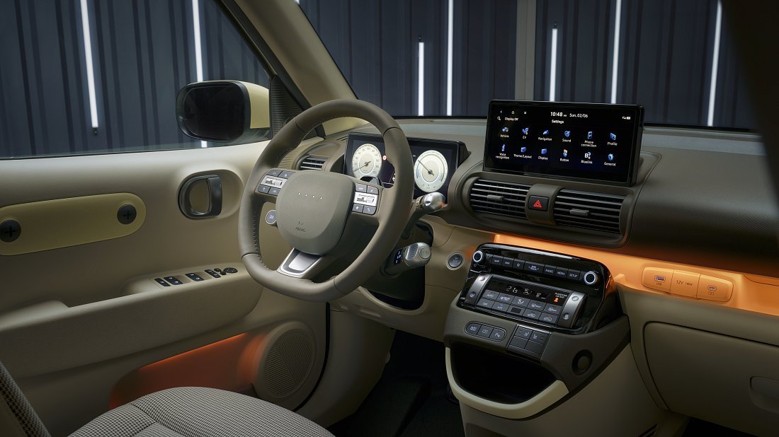 Hyundai Casper (Inster) Electric Standard Range (2024-...) интерьер, переднее сиденье, водительское сиденье, приборная панель, рулевое колесо, информационно-развлекательная система, кокпит
