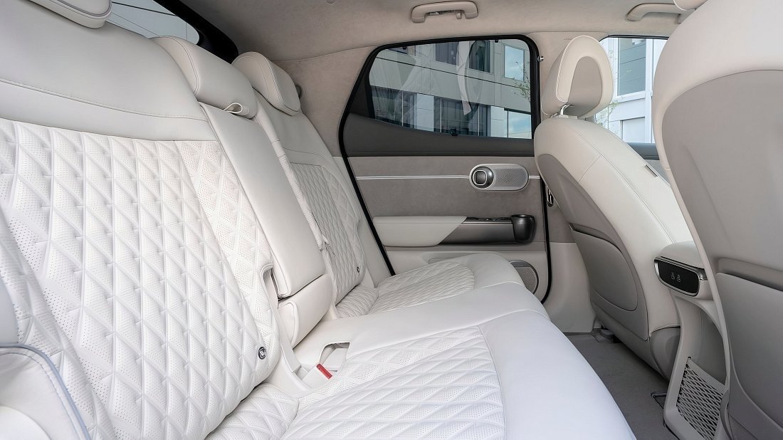 Genesis GV60 Standard AWD (2024-…) задние сиденья, пассажирские сиденья, пространство для ног, пространство над головой, интерьер