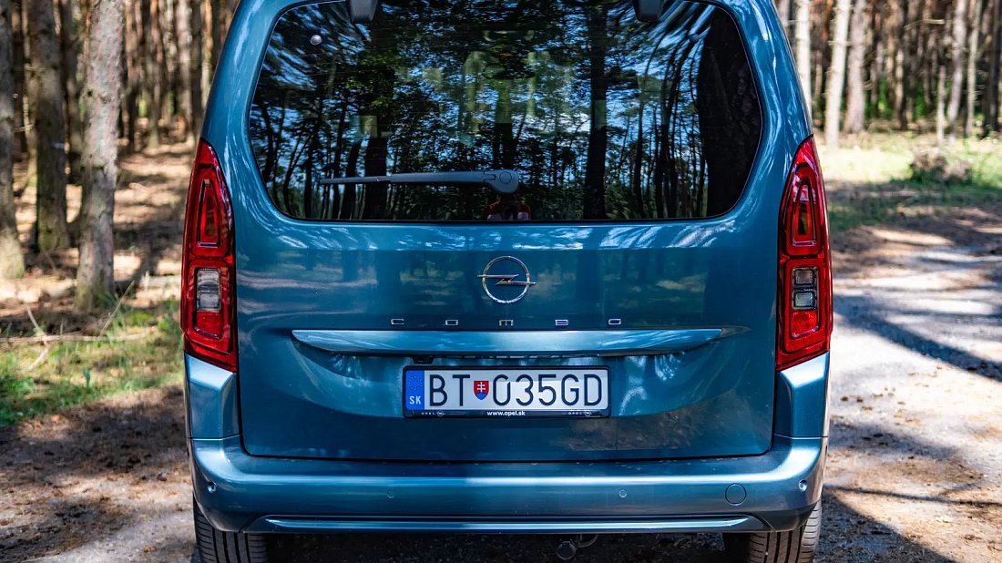 Фото Opel Combo Electric Life XL 52 kWh (2024-...) вид сзади, задние фонари