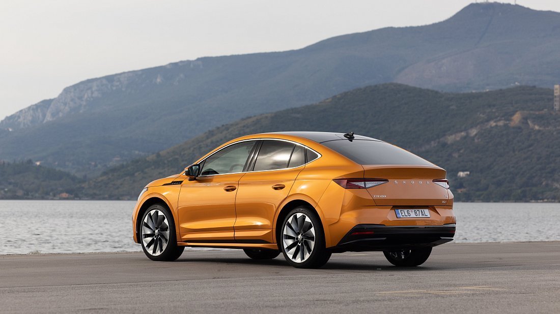 Škoda Enyaq Coupe 85 (2023-2025) задняя часть в три четверти, вид в три четверти, диагональ, экстерьер