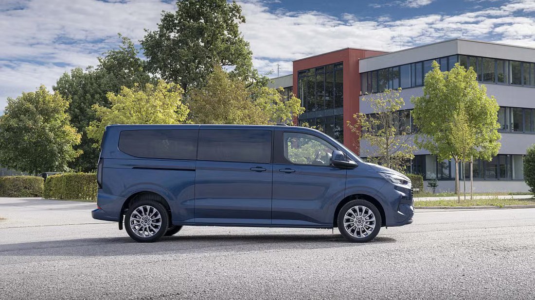 Ford e-Tourneo Custom L2 160 kW (2024-...) вид сбоку, силуэт, двери, колеса, экстерьер