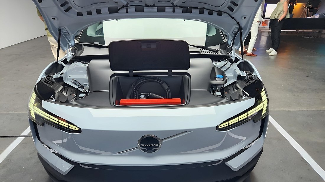 Volvo EX30 Single Motor (2023-…) передний багажник (frunk), под капотом, место для хранения, груз, вместимость, дополнительное пространство