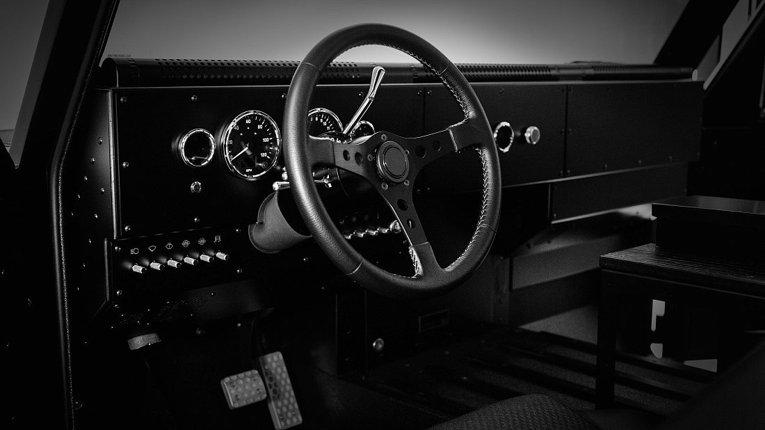 Bollinger Motors B2 120 kWh интерьер, переднее сиденье, водительское сиденье, приборная панель, рулевое колесо, информационно-развлекательная система, кокпит