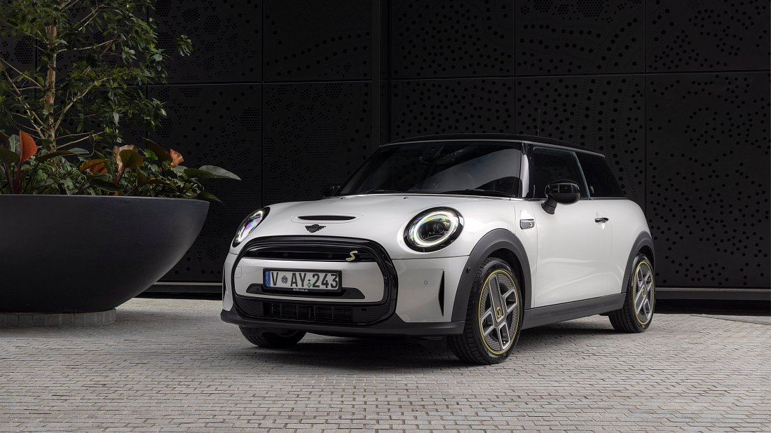 Mini Cooper SE (2021-2024) вид спереди, спереди сбоку, по диагонали, экстерьер