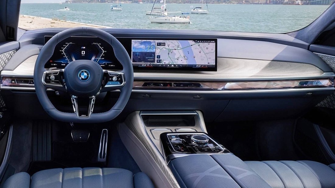 BMW i7 M70 xDrive (2023-…) интерьер, переднее сиденье, водительское сиденье, приборная панель, рулевое колесо, информационно-развлекательная система, кокпит
