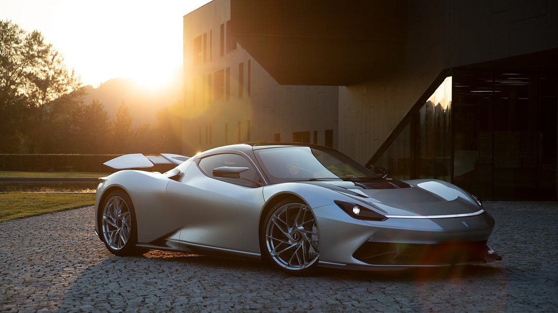 Pininfarina Battista (2022-...) вид спереди, спереди сбоку, по диагонали, экстерьер