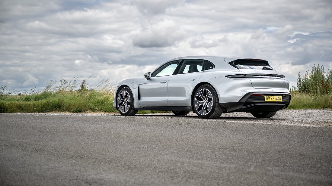 Porsche Taycan RWD Sport Turismo (2022-2024) задняя часть в три четверти, вид в три четверти, диагональ, экстерьер