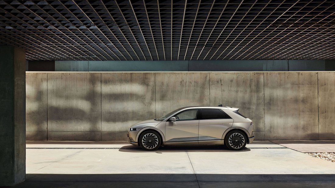 Hyundai Ioniq 5 Standard Range RWD (2021-2024) вид сбоку, силуэт, двери, колеса, экстерьер