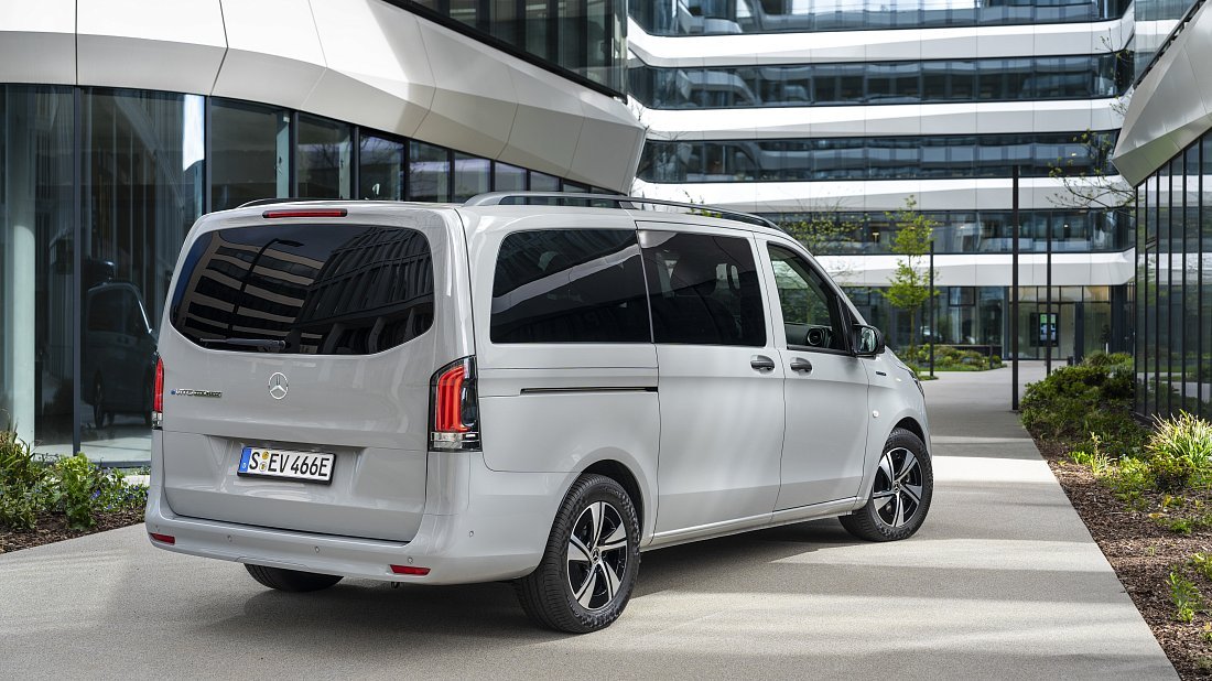 Mercedes eVito Tourer Extra-Long 60 kWh (2024-...) задняя часть в три четверти, вид в три четверти, диагональ, экстерьер