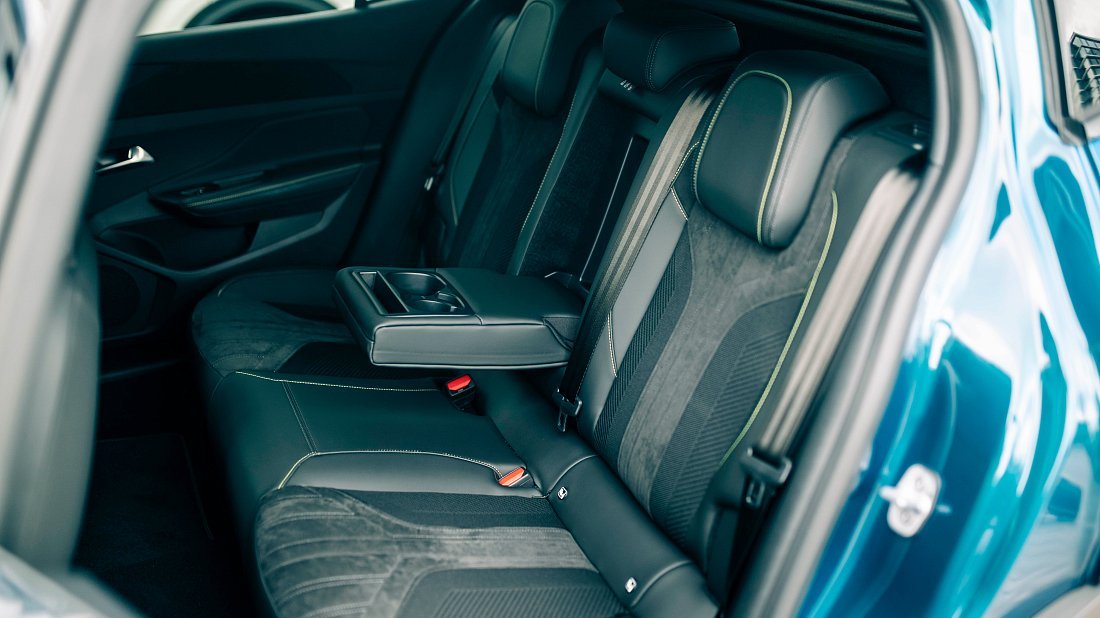 Peugeot e-408 58 kWh (2024-…) задние сиденья, пассажирские сиденья, пространство для ног, пространство над головой, интерьер