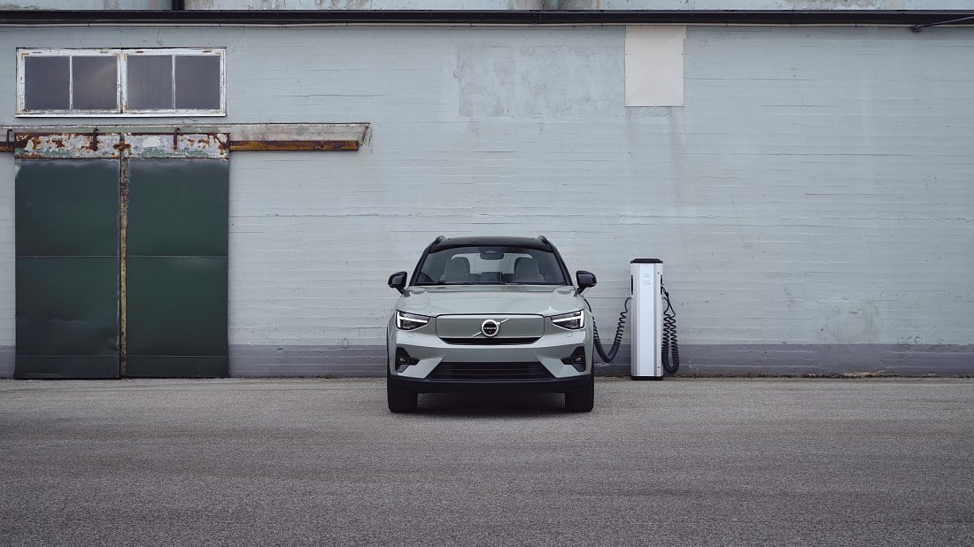 Volvo XC40 Recharge (EX40) Pure Electric (2022) передняя часть, решетка радиатора, фары, бампер, экстерьер