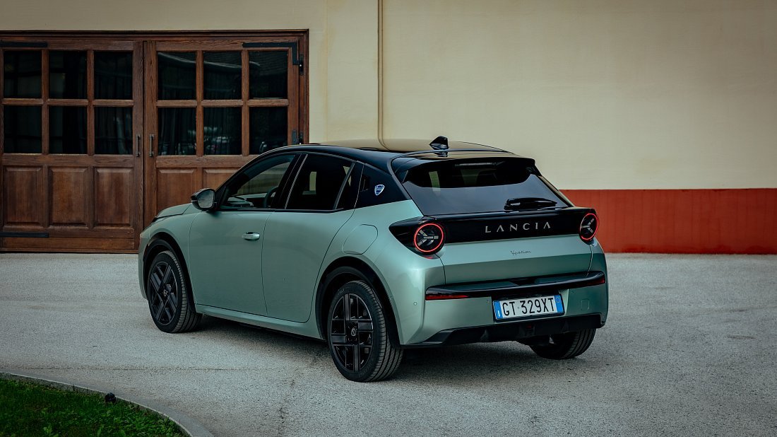 Фото Lancia Ypsilon 54 kWh (2025-...) задняя часть под углом