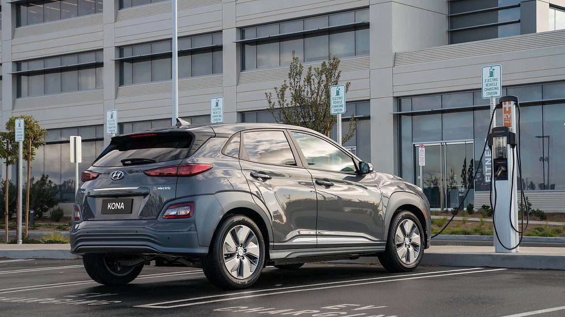 Hyundai Kona Electric Long Range (2019-2021) задняя часть в три четверти, вид в три четверти, диагональ, экстерьер