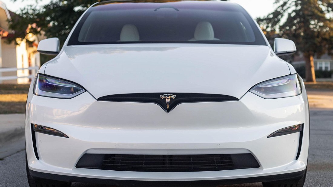 Tesla Model X Plaid (2025-…) передняя часть, решетка радиатора, фары, бампер, экстерьер