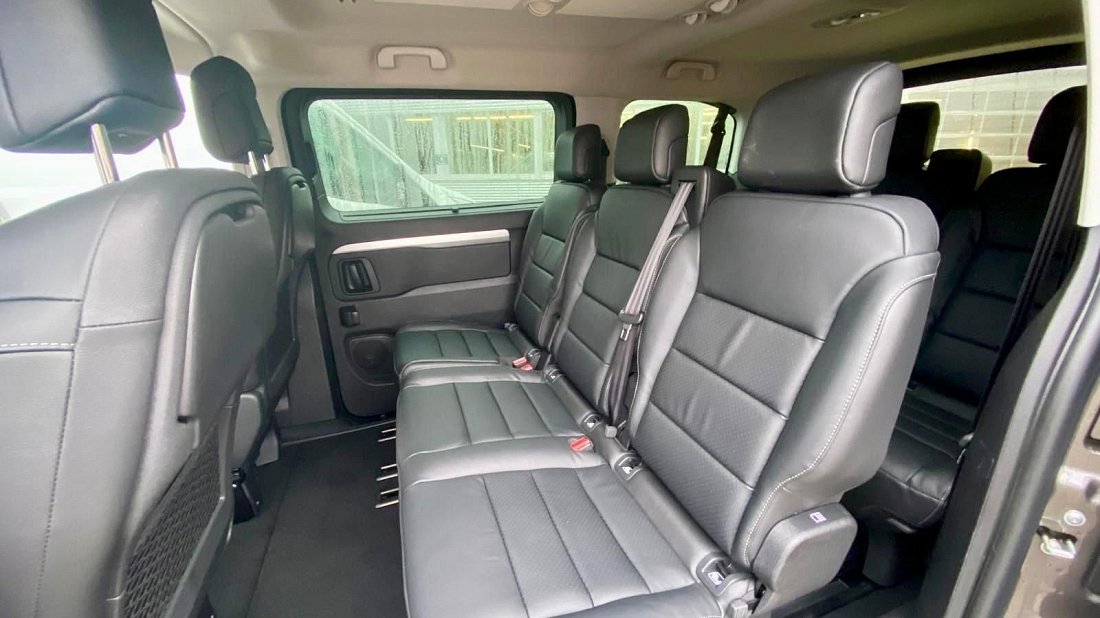 Opel Zafira Electric Life M 50 kWh (2020-2024) задние сиденья, пассажирские сиденья, пространство для ног, пространство над головой, интерьер