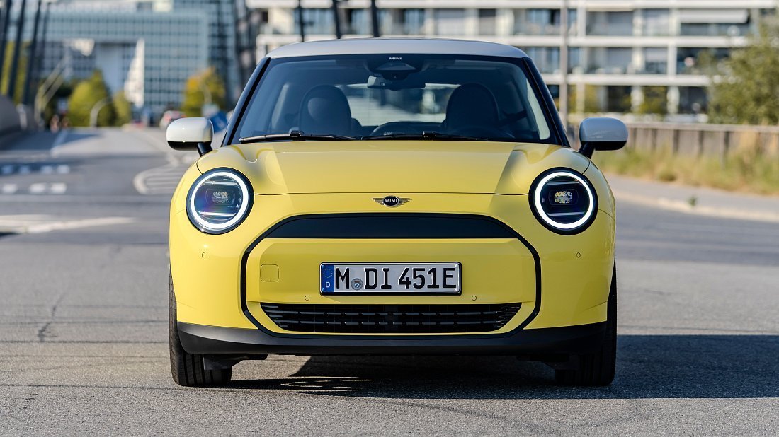 Mini Cooper SE (2023-…) передняя часть, решетка радиатора, фары, бампер, экстерьер