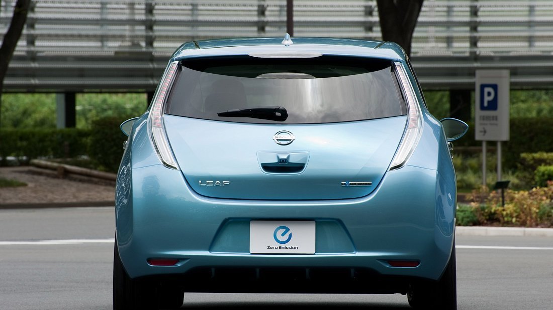 Nissan Leaf 30 kWh (2015-2018) вид сзади, задние фонари, багажник, спойлер, эмблема, бампер, экстерьер