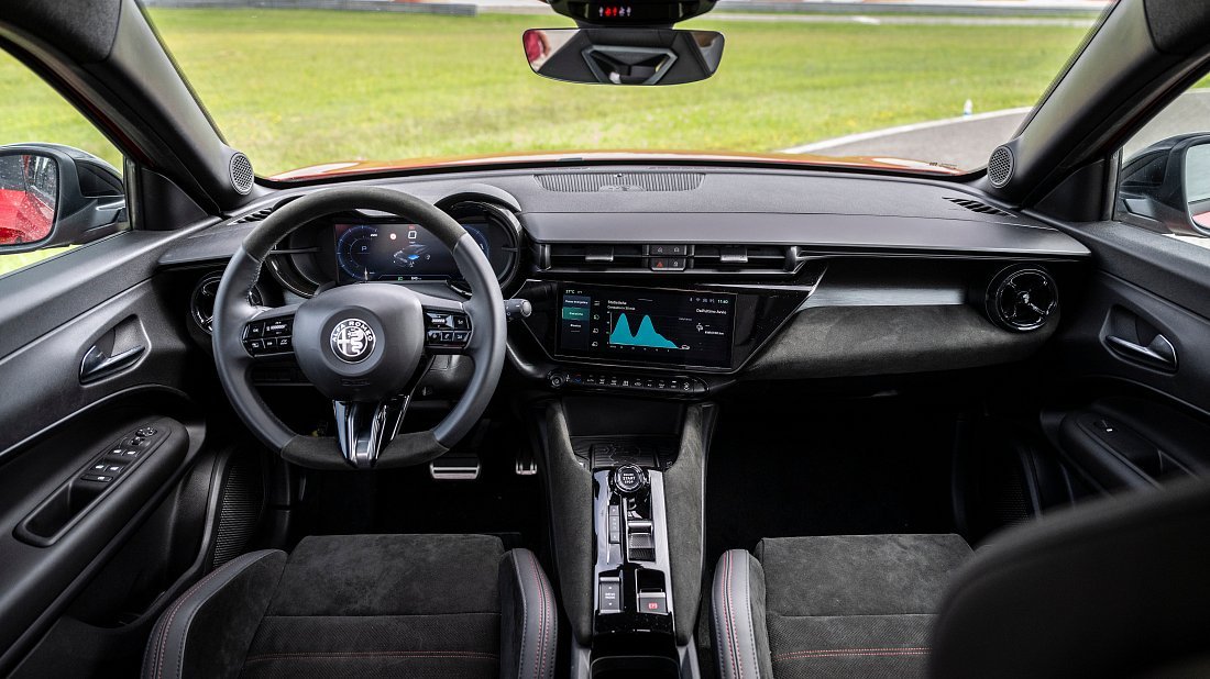 Фото Alfa Romeo Junior Elettrica 54 kWh (2024-...) интерьер