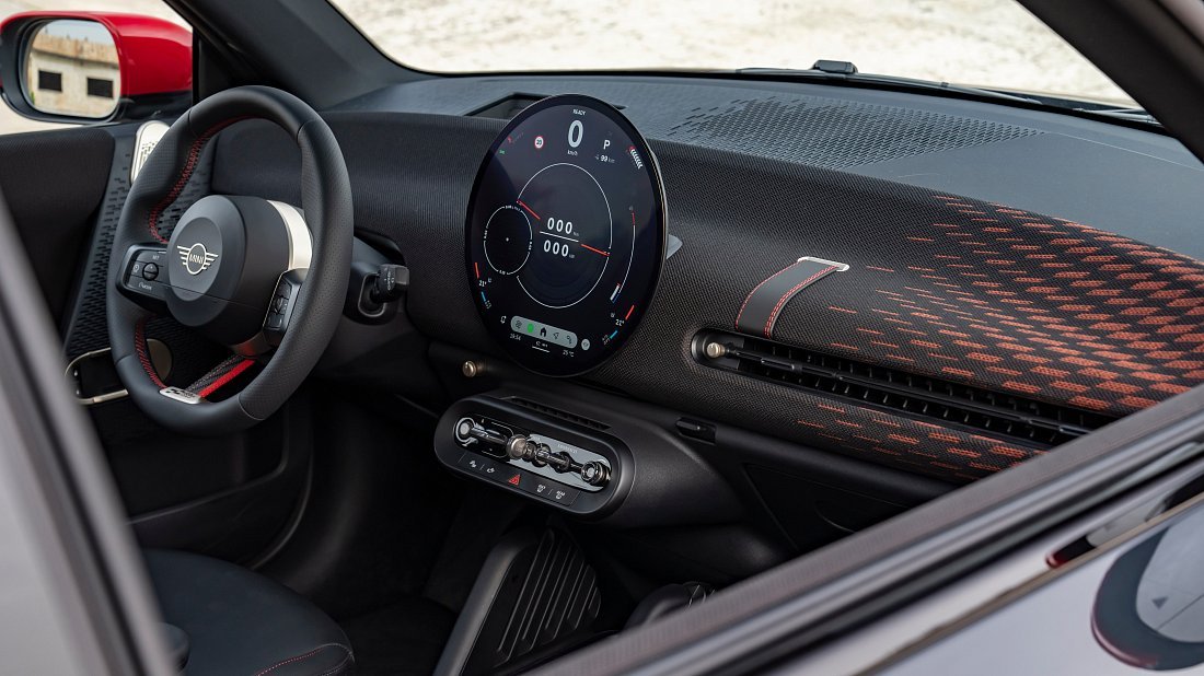 Mini Cooper JCW (2024-…) интерьер, переднее сиденье, водительское сиденье, приборная панель, рулевое колесо, информационно-развлекательная система, кокпит