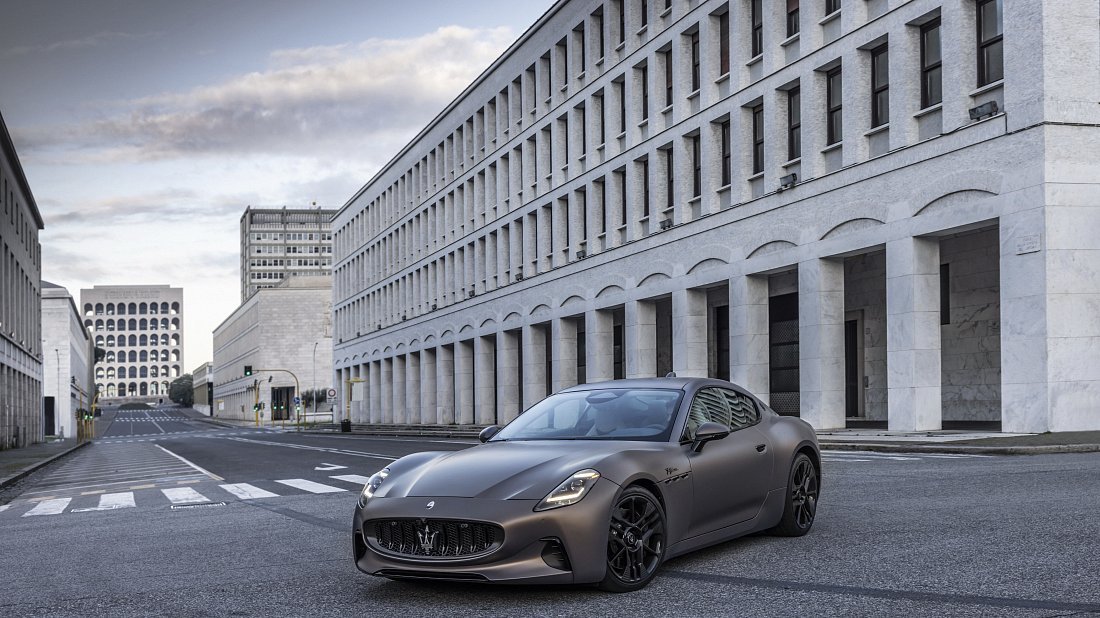 Maserati GranTurismo Folgore (2024-…) вид спереди, спереди сбоку, по диагонали, экстерьер