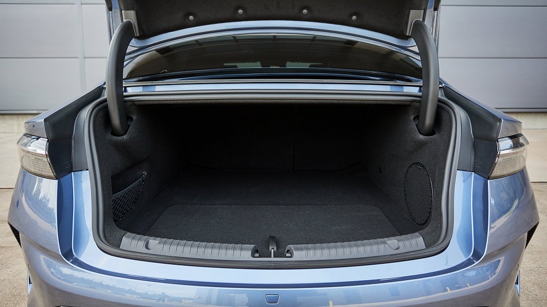 BYD Seal Comfort RWD (2025-…) багажник, сиденья подняты, грузовое пространство, объем багажника, вместимость багажника, место для хранения
