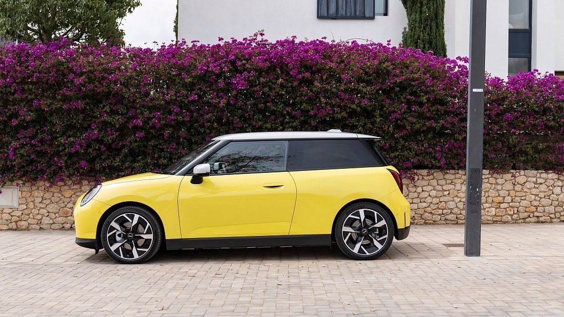 Mini Cooper SE (2023-…) вид сбоку, силуэт, двери, колеса, экстерьер
