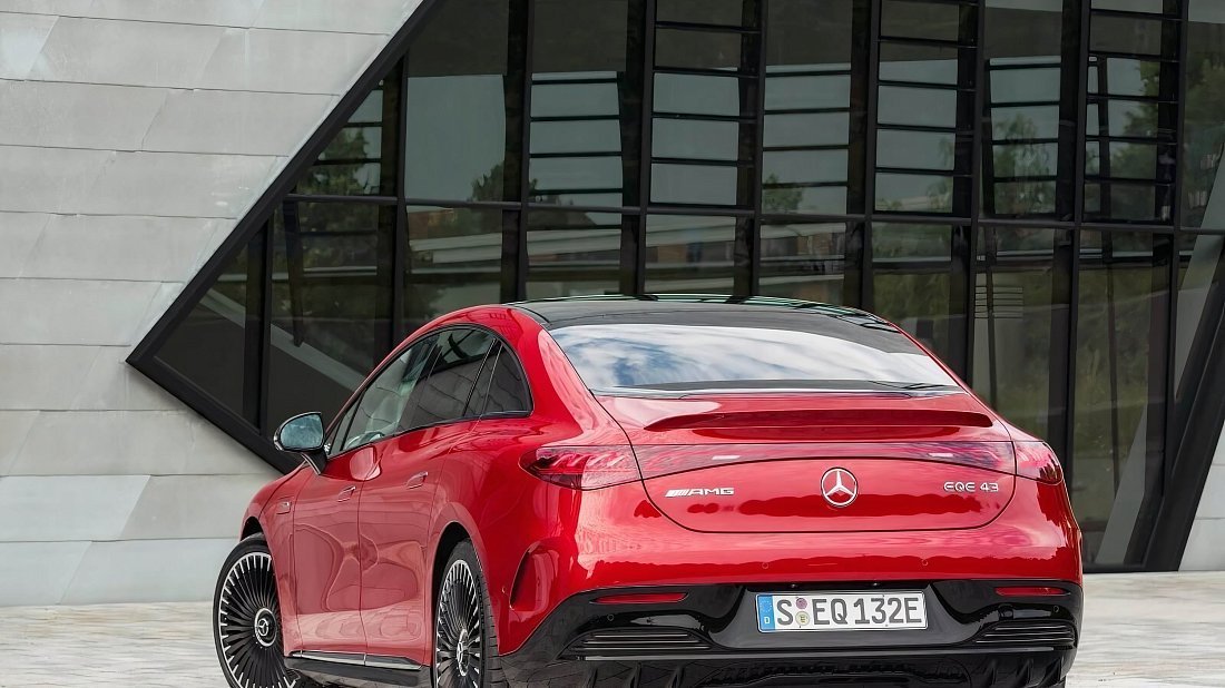 Mercedes EQE AMG 53 4MATIC+ (2022-…) задняя часть в три четверти, вид в три четверти, диагональ, экстерьер