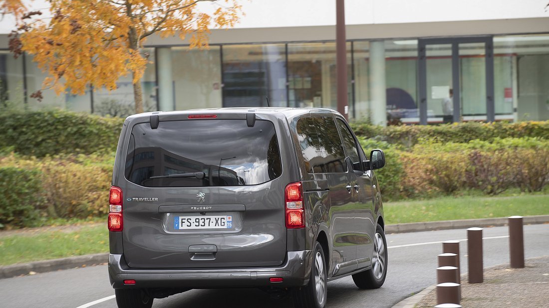 Peugeot e-Traveller Standard 50 kWh (2020-2024) вид сзади, задние фонари, багажник, спойлер, эмблема, бампер, экстерьер