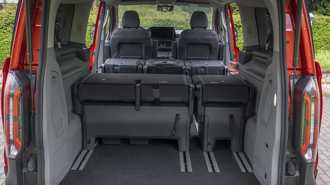 Ford e-Tourneo Custom L1 210 kW (2024-...) багажник, увеличенный объем, сиденья сложены, максимальный объем, максимальный груз, максимальная вместимость, максимальное пространство для хранения
