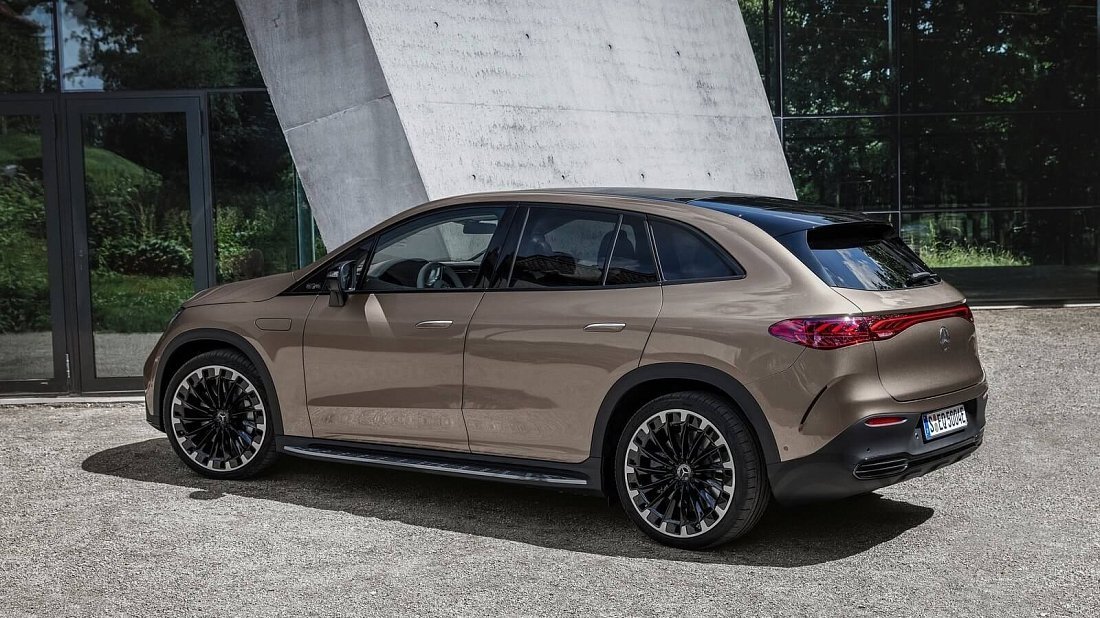 Mercedes EQE SUV 500 4MATIC (2023-…) задняя часть в три четверти, вид в три четверти, диагональ, экстерьер