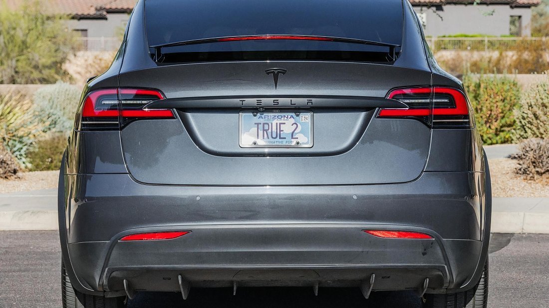 Tesla Model X P100D (2016-2019) вид сзади, задние фонари, багажник, спойлер, эмблема, бампер, экстерьер