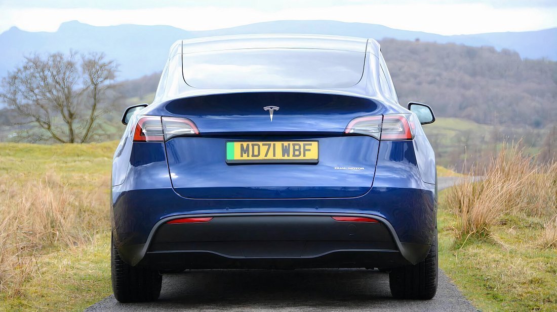 Tesla Model Y Long Range RWD (2024-2025) вид сзади, задние фонари, багажник, спойлер, эмблема, бампер, экстерьер