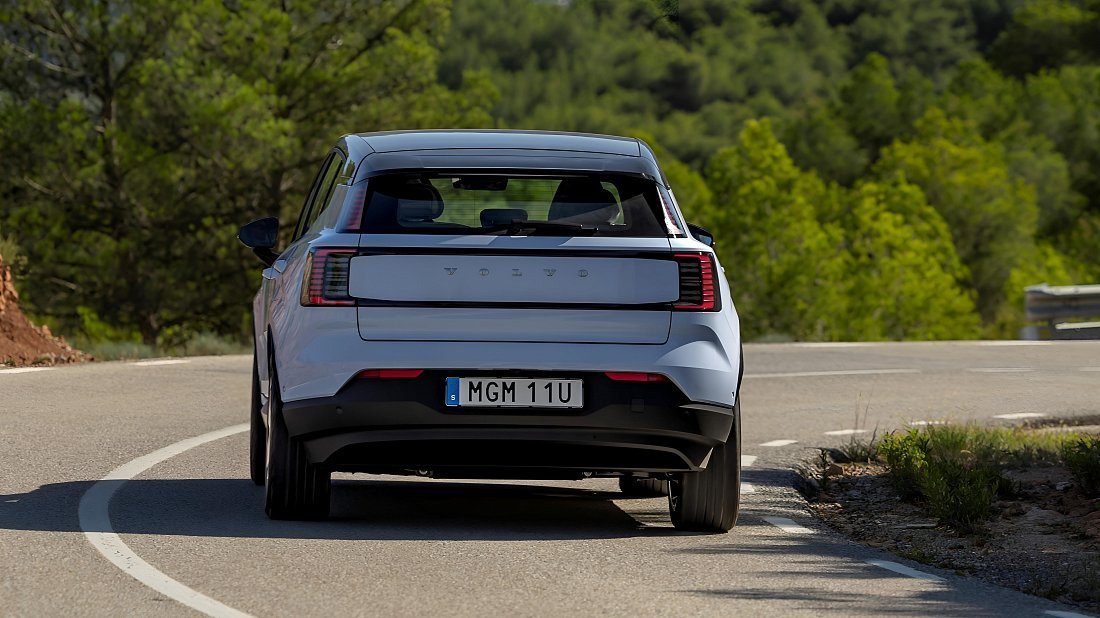 Volvo EX30 Single Motor (2023-…) вид сзади, задние фонари, багажник, спойлер, эмблема, бампер, экстерьер