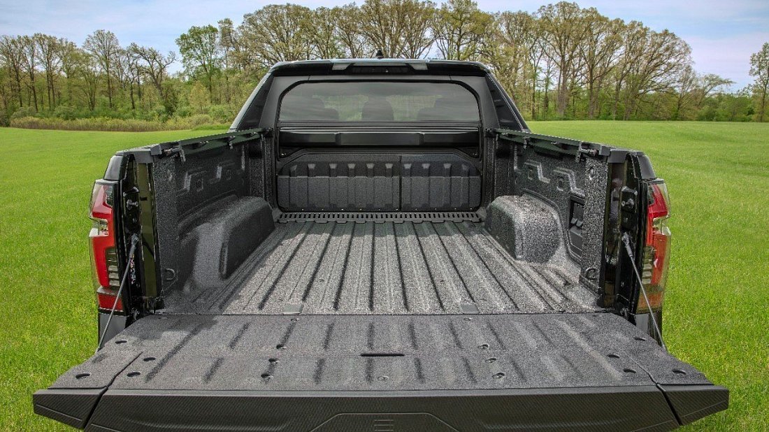 Chevrolet Silverado EV LT Extended Range (2025-…) багажник, сиденья подняты, грузовое пространство, объем багажника, вместимость багажника, место для хранения